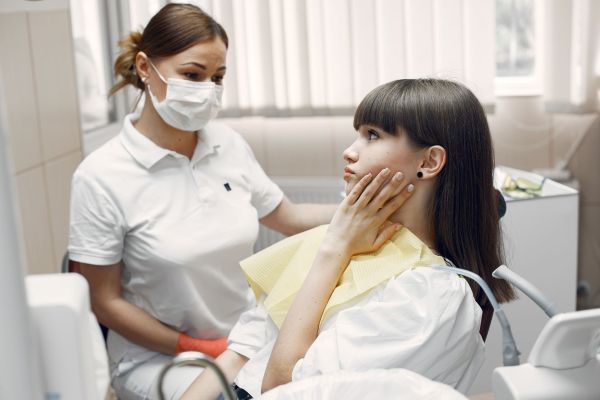Douleur dentaire soudaine : où trouver des soins d'urgence rapidement