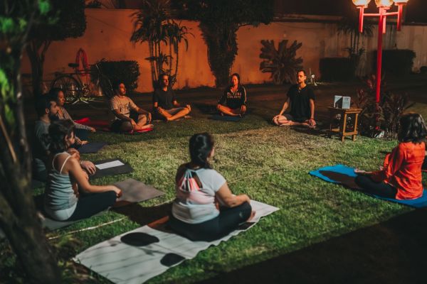 Les bienfaits du yoga du soir pour apaiser votre esprit actif
