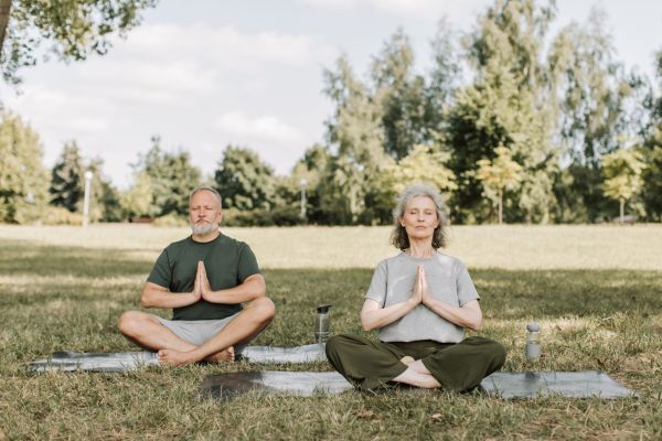 Méditation et Amélioration de la Mémoire : Le Guide Essentiel pour les Seniors Épanouis